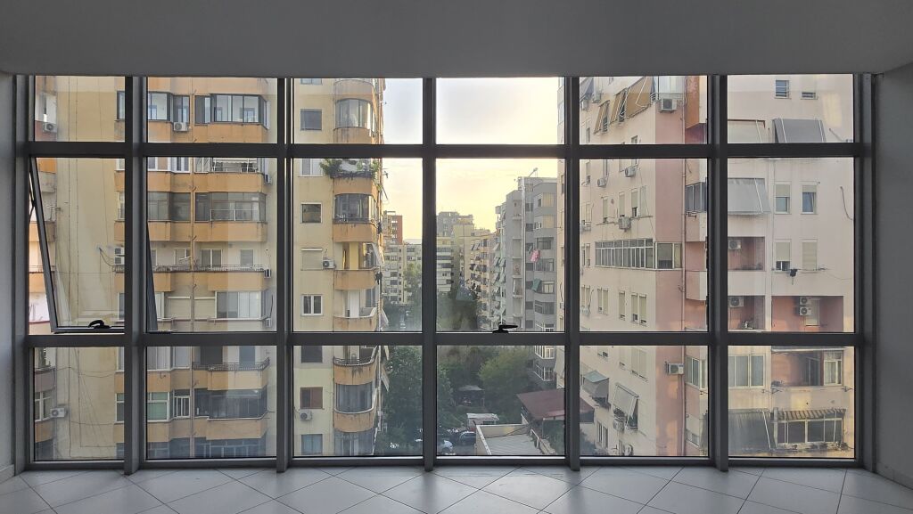 Shiten 2 apartamente 2+1 te 21 dhjetori prane Policise Bashkiake