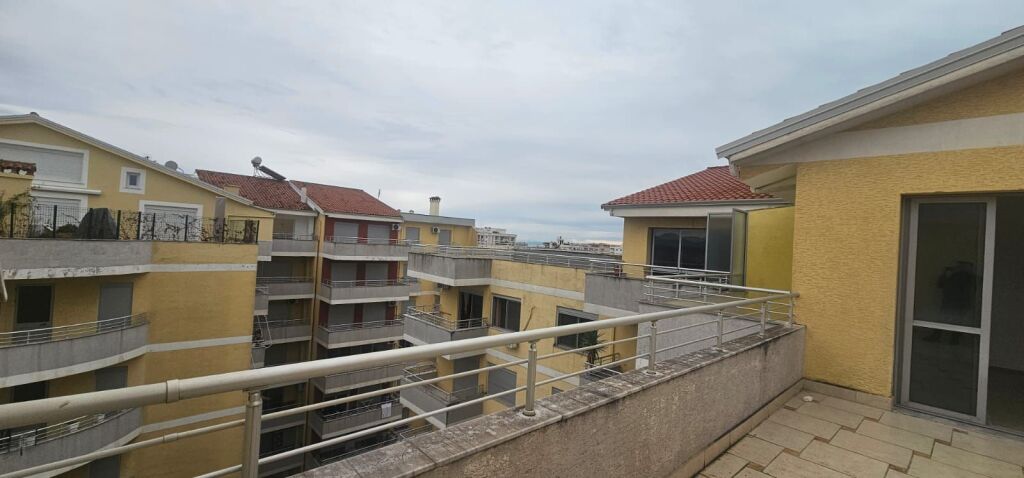 SHITET APARTAMENT 3+1 ME PISHINE PLAZH DURRES