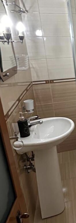 GARSIONERE 18000 LEKE. DHE APARTAMENT 1+1. 21000 LEKE.PALLATI GRAND.ISH TREGU ELEKTRIK