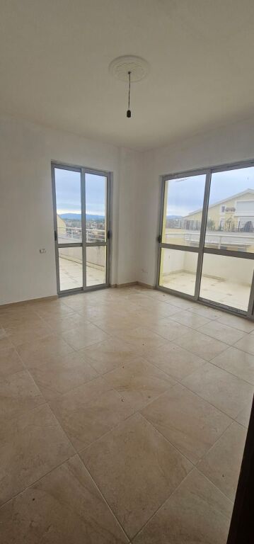 SHITET APARTAMENT 3+1 ME PISHINE PLAZH DURRES