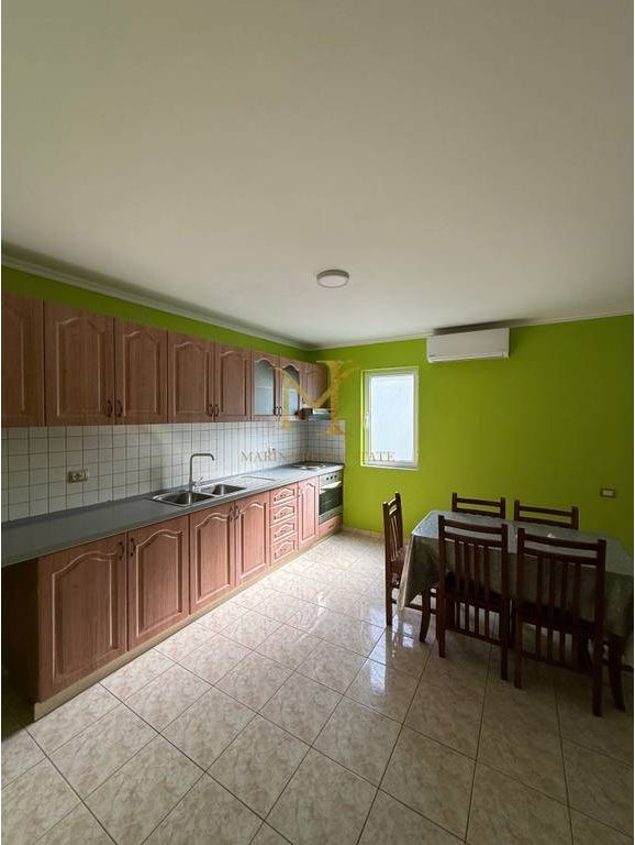 Jepet Me Qera Apartament 2+1 , Uje,Drita Te Perfshira Ne Cmim!