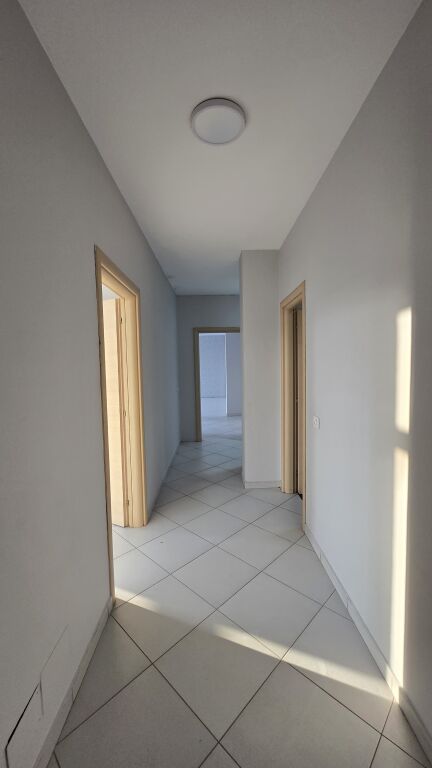 Shiten 2 apartamente 2+1 te 21 dhjetori prane Policise Bashkiake