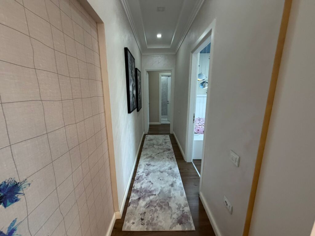 Shitet apartament tek Liqeni i Thate