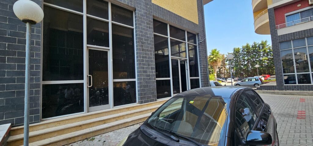 SHITET DYQAN PLAZH DURRES RRUGA E FRIGORIFERIT KOMPLEKT PRIVAT