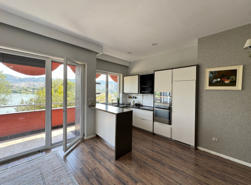 🏡 SHITET APARTAMENT LUKSOZ 2+1+2 – PRANË LIQENIT ARTIFICIAL, RR. “SAMI FRASHËRI”