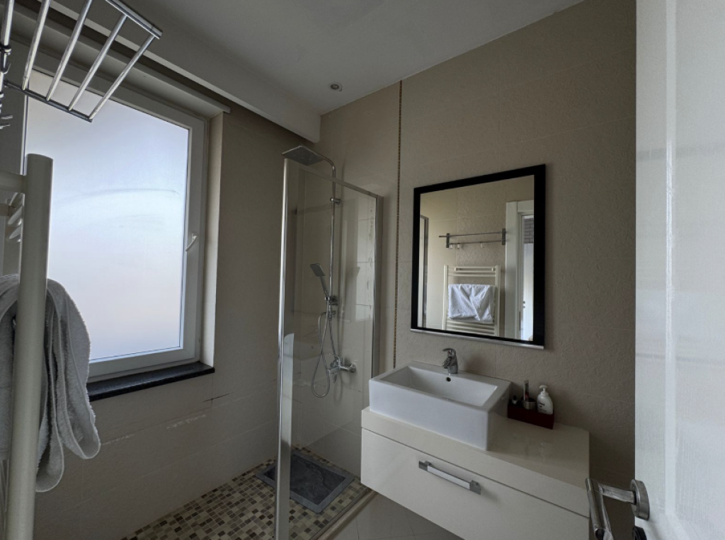 🏡 SHITET APARTAMENT LUKSOZ 2+1+2 – PRANË LIQENIT ARTIFICIAL, RR. “SAMI FRASHËRI”