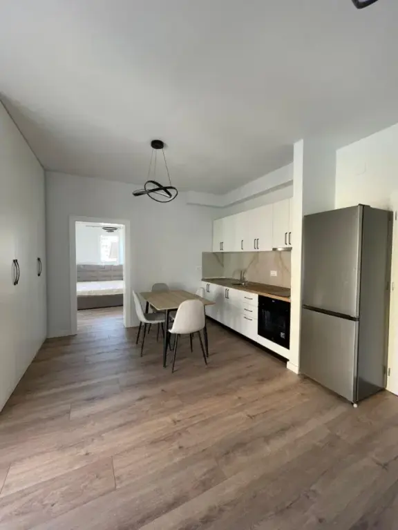 Jepet Vile  1+1 Me qira Blloku i Vilave, ish Parku i Autobuzave, përballë Delijorgjit  💶 Çmimi i qirasë: 500 € / muaj