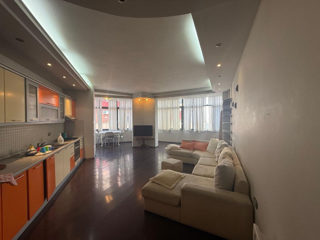 Shitet apartment te Kodra e Diellit ( buze rruges Frang Bardhi)
