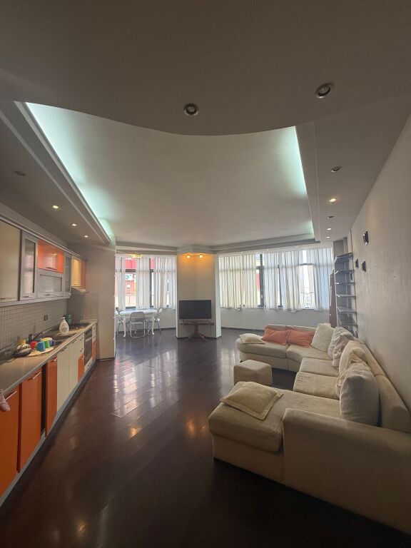 Shitet apartment te Kodra e Diellit ( buze rruges Frang Bardhi)
