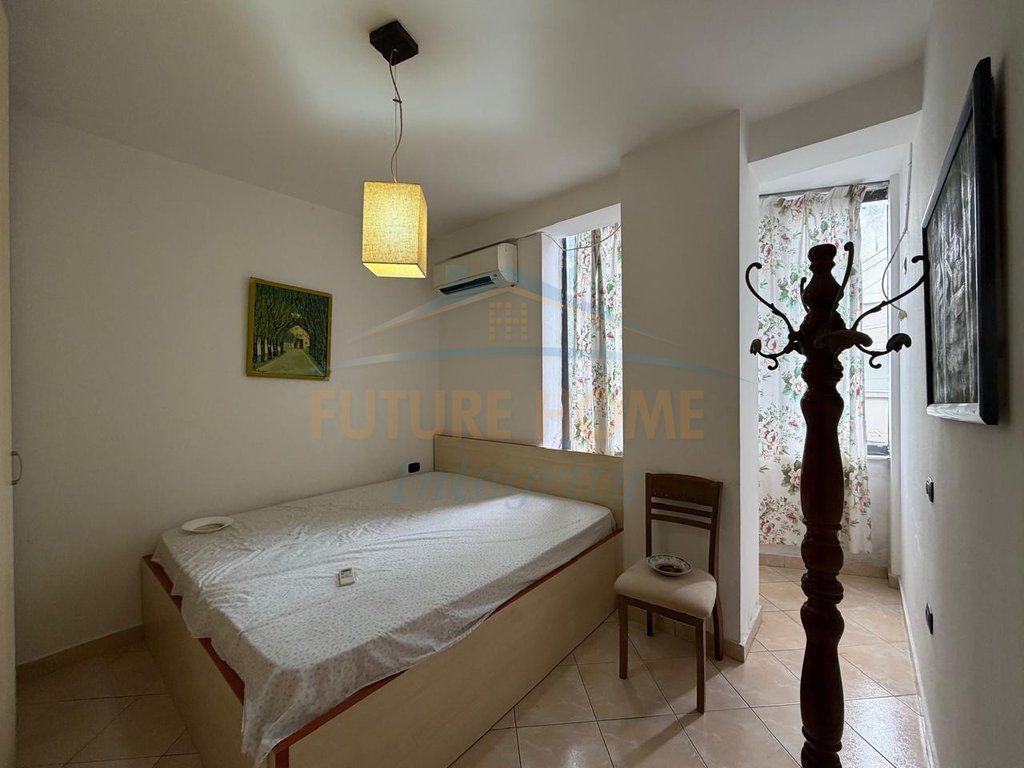 Shitet, Apartament 2+1+2, Tregu Elektrik, Tiranë.