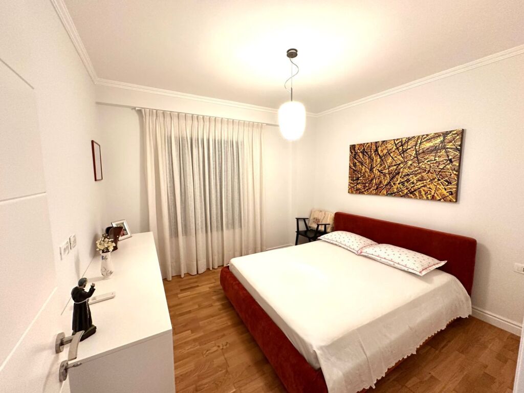 Shitet, Apartament 2+1+2, Rruga e Barrikadave, Tirane Empire67880