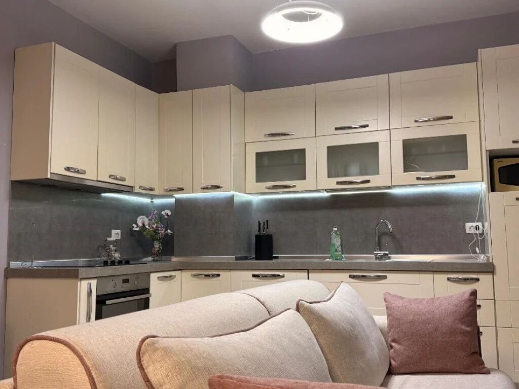 Jepet me qera apartament tek rruga Jordan Misja