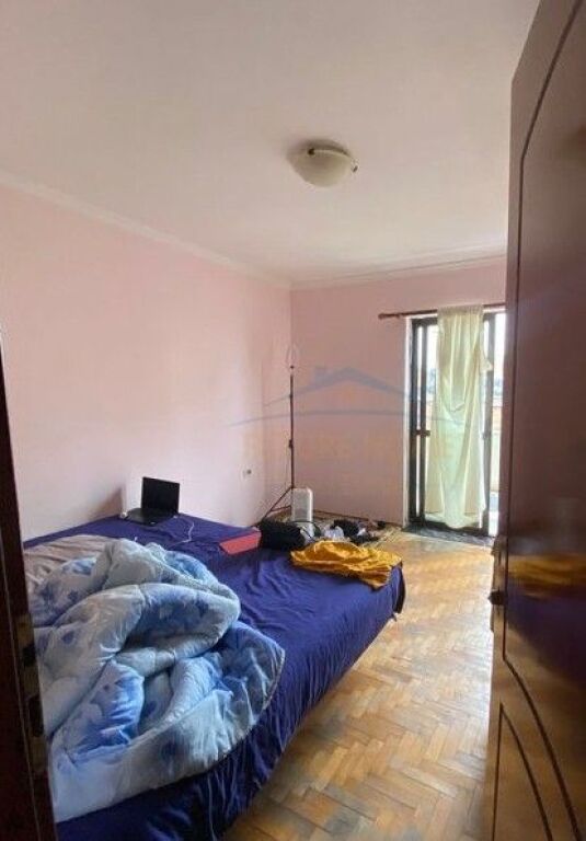 Shitet, Apartament 2+1 , Rruga e Barrikadave, Tirane .