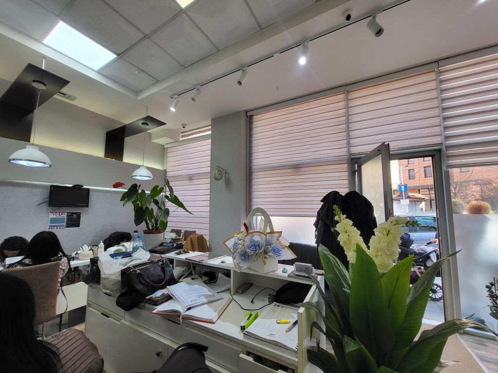 Ambjent komercial per shitje te Rruga e Barrikadave