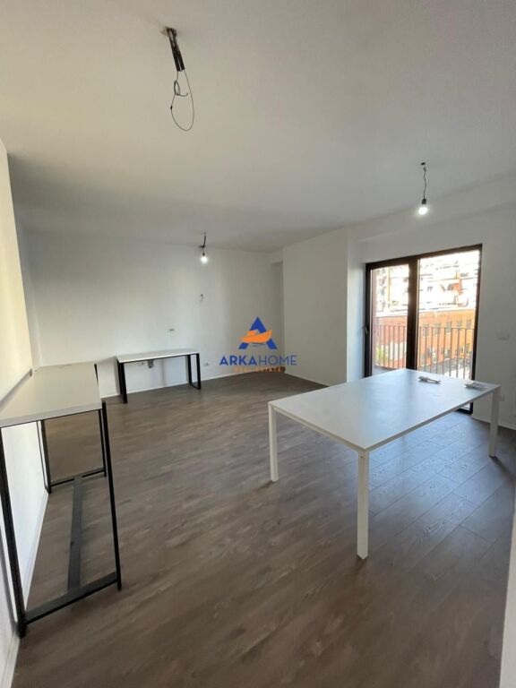 JEPET ZYRE ME QERA 105M2 "RRUGA E KAVAJES" 120.000 LEKE