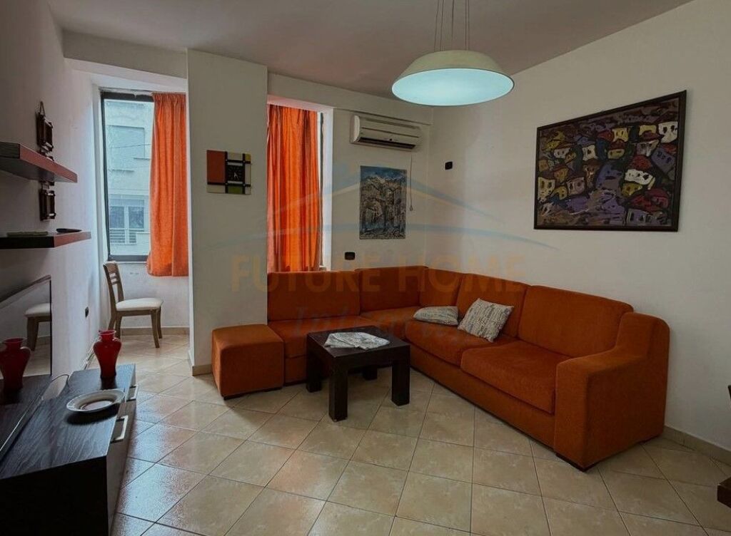 Shitet, Apartament 2+1+2, Tregu Elektrik, Tiranë. 135,000 €