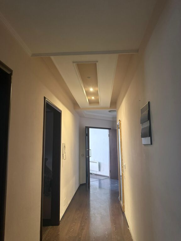 Shitet apartment te Kodra e Diellit ( buze rruges Frang Bardhi)
