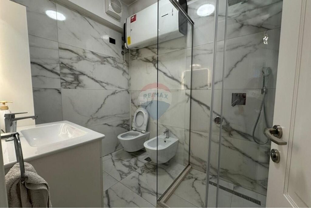 APARTAMENT 3+1+2 PER QIRA ME POST PARKIMI
