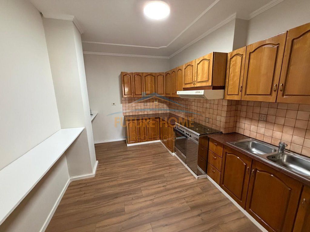 Qira, Ambient biznesi për zyra, Sheshi Willson,Tirane.