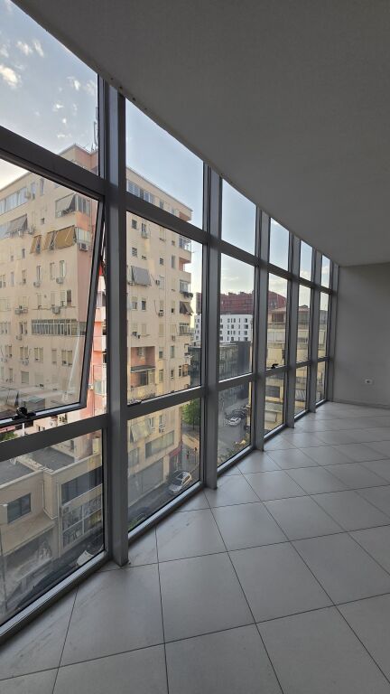 Shiten 2 apartamente 2+1 te 21 dhjetori prane Policise Bashkiake