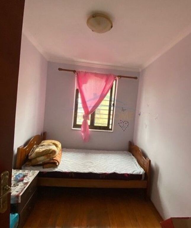 Shitet, Apartament 2+1 , Rruga e Barrikadave, Tirane .