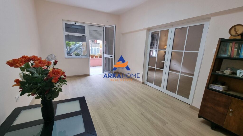 BUSINESS PREMISES FOR RENT 55M2 "MINE PEZA" 850 EURO