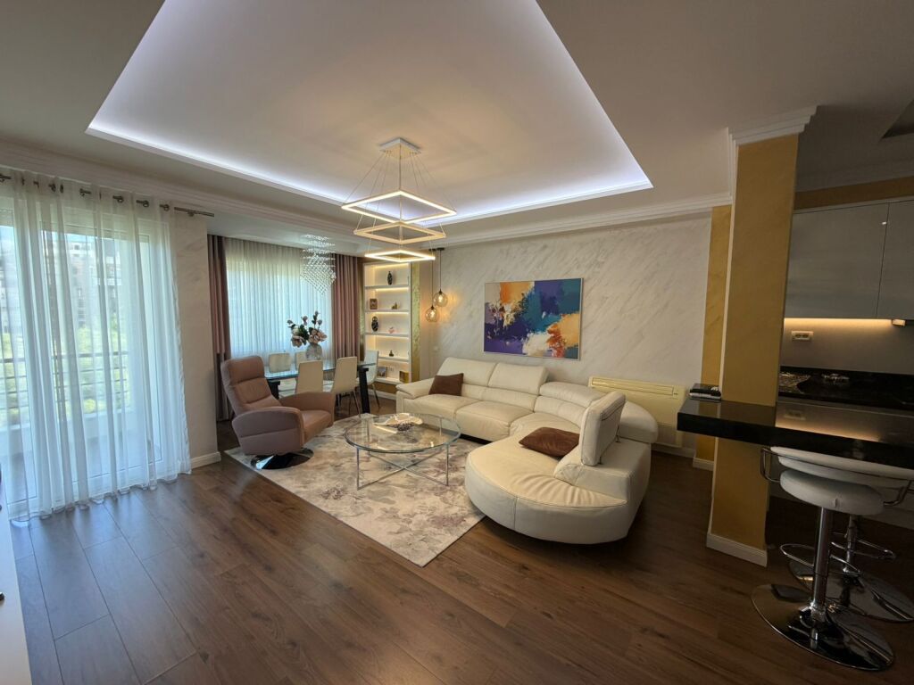 Shitet apartament tek Liqeni i Thate