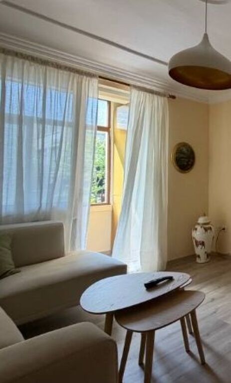 Ambient per Zyra me Qera