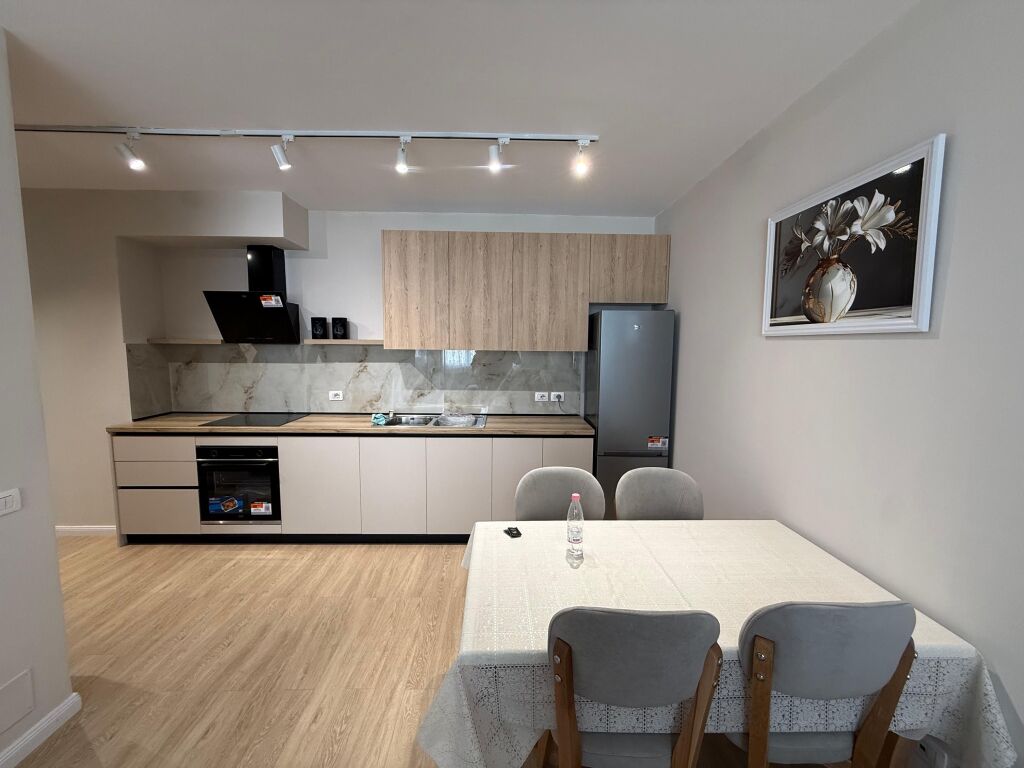 📣 QERA SUPER Apartament 1+1 📍 Kompleksi Magnet, Prane 21-Dhjetorit ✨ 🏢 Ndertim i Ri 🪜 Kati 3 (Me Ashensor) 🛋️ Mobiluar Me Kushte Bashkekohore ✅ I Pa Banuar Me Pare 💶 Cmimi 60.000 Leke/Muaj