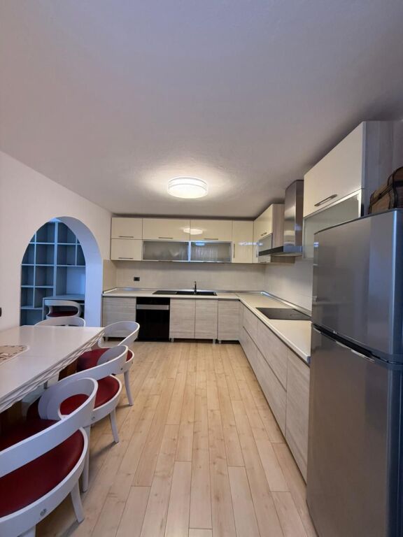 Vendesi in vendita 2+1 in Via Elbasani