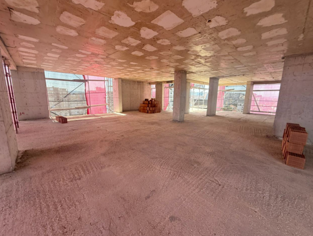 🏡 SHITET APARTAMENT 3+1 ME VERANDË – RRUGA E DIBRËS (PRANË MEDRESESË)