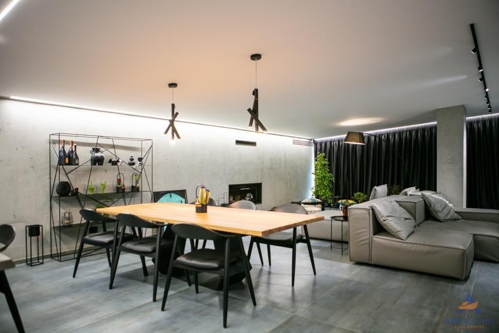 SHITET PENTHOUSE LUKSOZ 3+1+VERANDE+2 POSTE PARKIMI "LIQENI ARTIFICIAL" 850.000 EURO BASHKE ME POSTET E PARKIMIT