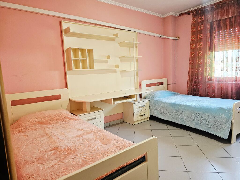 Apartament 2+1+2 me qira te Usluga, stac Trenit