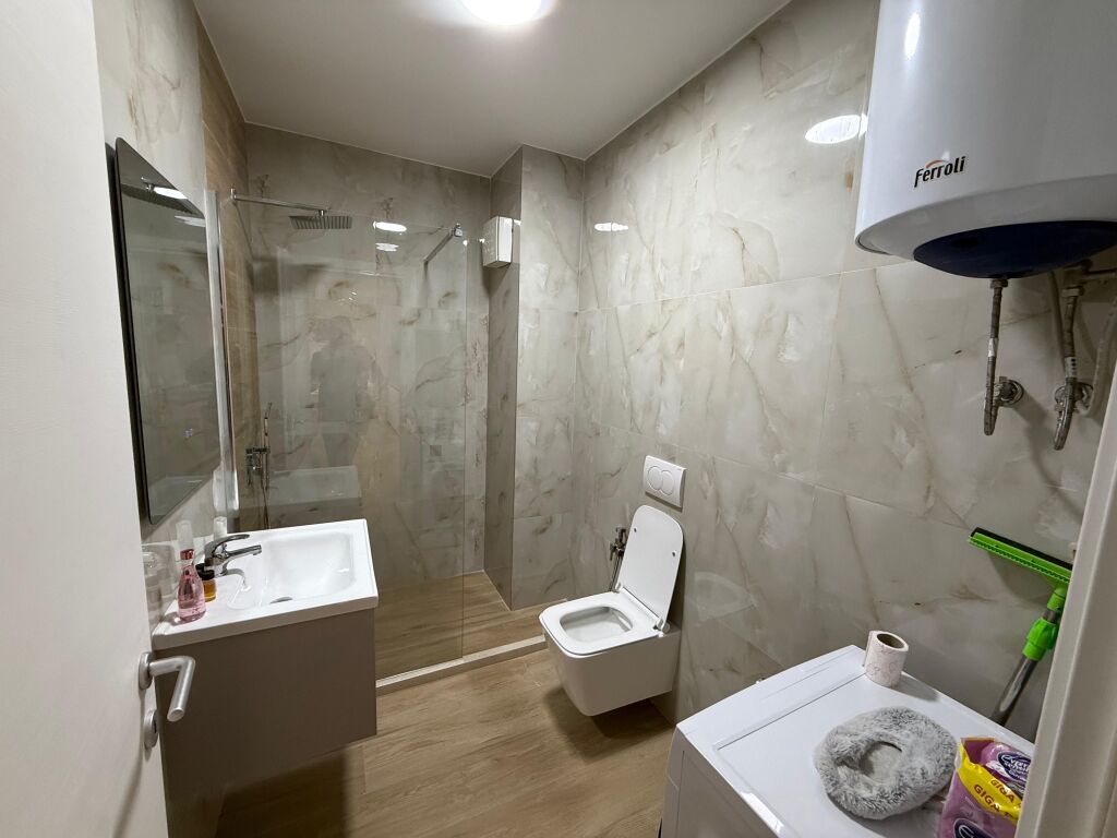 📣 QERA SUPER Apartament 1+1 📍 Kompleksi Magnet, Prane 21-Dhjetorit ✨ 🏢 Ndertim i Ri 🪜 Kati 3 (Me Ashensor) 🛋️ Mobiluar Me Kushte Bashkekohore ✅ I Pa Banuar Me Pare 💶 Cmimi 60.000 Leke/Muaj