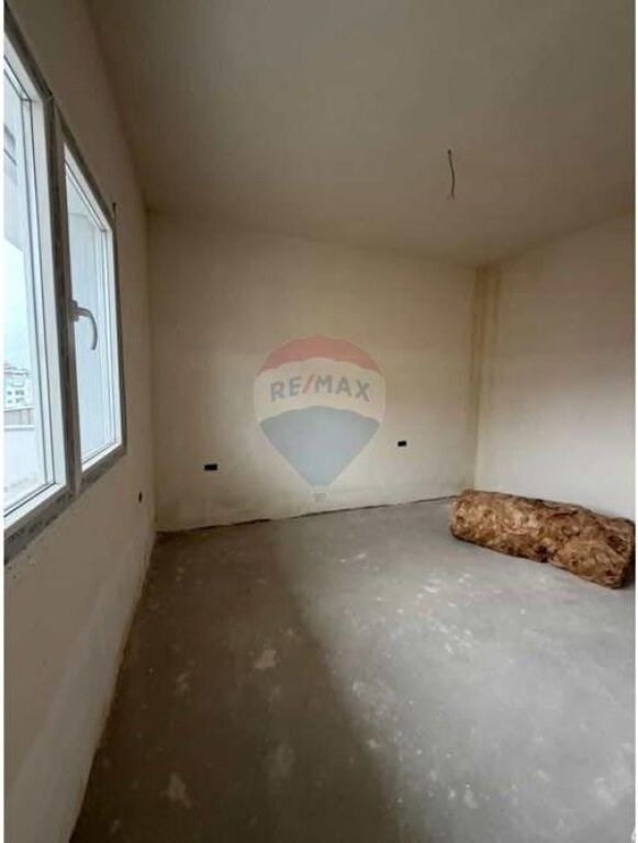Apartament 2+1 me Parkim, Shkolla e Kuqe!