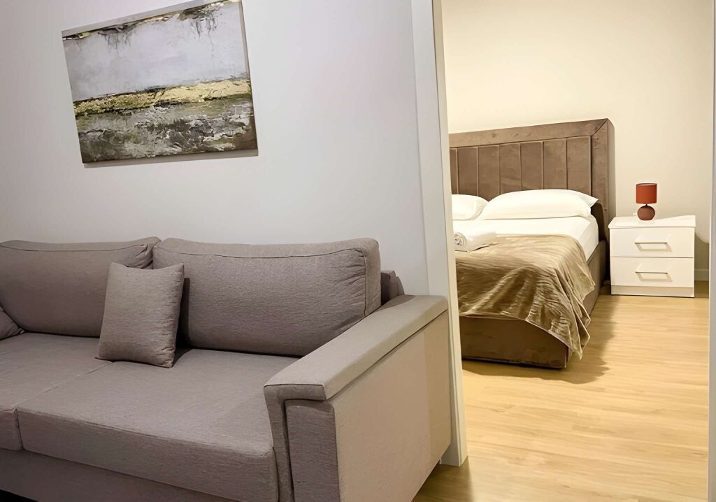 Jepet Apartament 1+1 me qira – Rruga "Muhamet Gjollesha" !