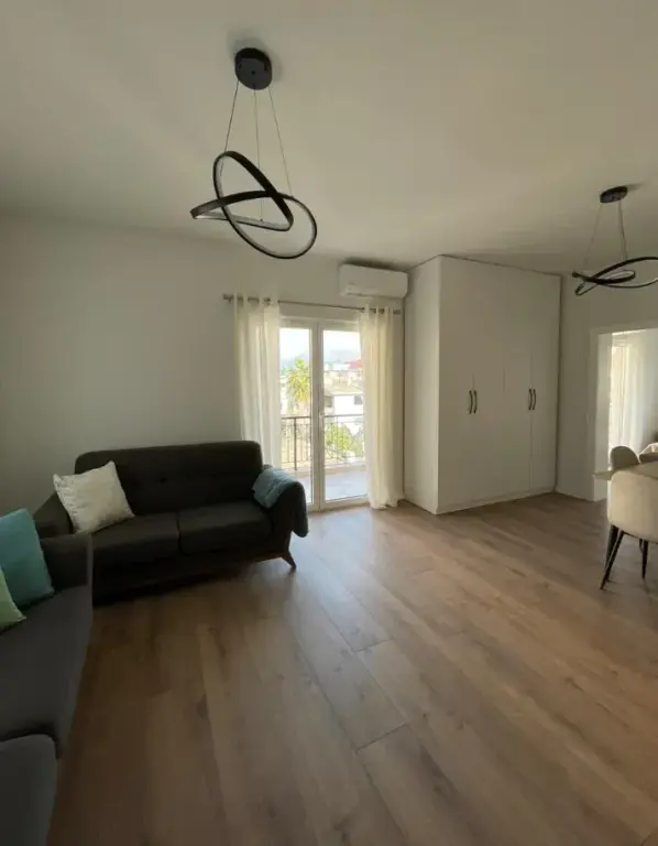 Jepet Vile  1+1 Me qira Blloku i Vilave, ish Parku i Autobuzave, përballë Delijorgjit  💶 Çmimi i qirasë: 500 € / muaj