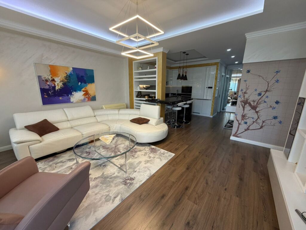 Shitet apartament tek Liqeni i Thate