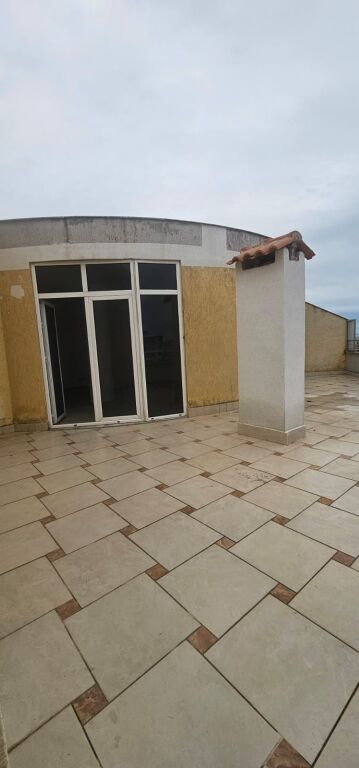 SHITET APARTAMENT 3+1 ME PISHINE PLAZH DURRES