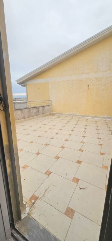 SHITET APARTAMENT 3+1 ME PISHINE PLAZH DURRES