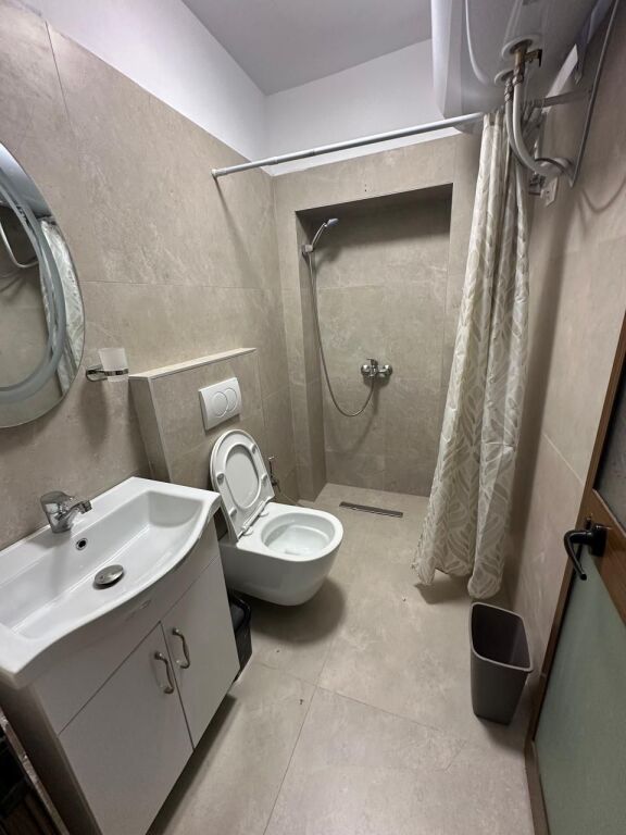 🏢At 21 Dhjetori, near Supermarket Joena, a 1+1 furnished apartment is for rent, 50,000 Leke