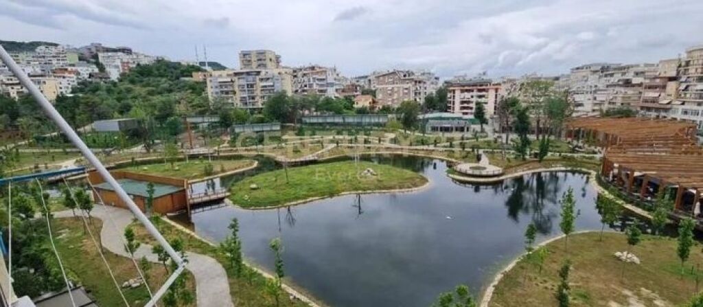 Jepet me qera  ambient komercial -(800 m2) KATI 0