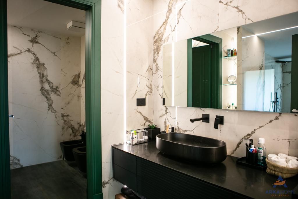 SHITET PENTHOUSE LUKSOZ 3+1+VERANDE+2 POSTE PARKIMI "LIQENI ARTIFICIAL" 850.000 EURO BASHKE ME POSTET E PARKIMIT