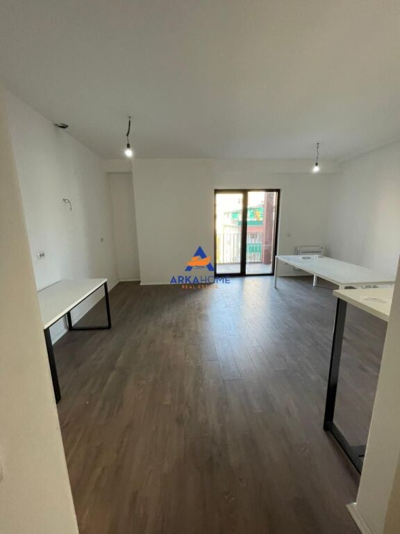 JEPET ZYRE ME QERA 105M2 "RRUGA E KAVAJES" 120.000 LEKE