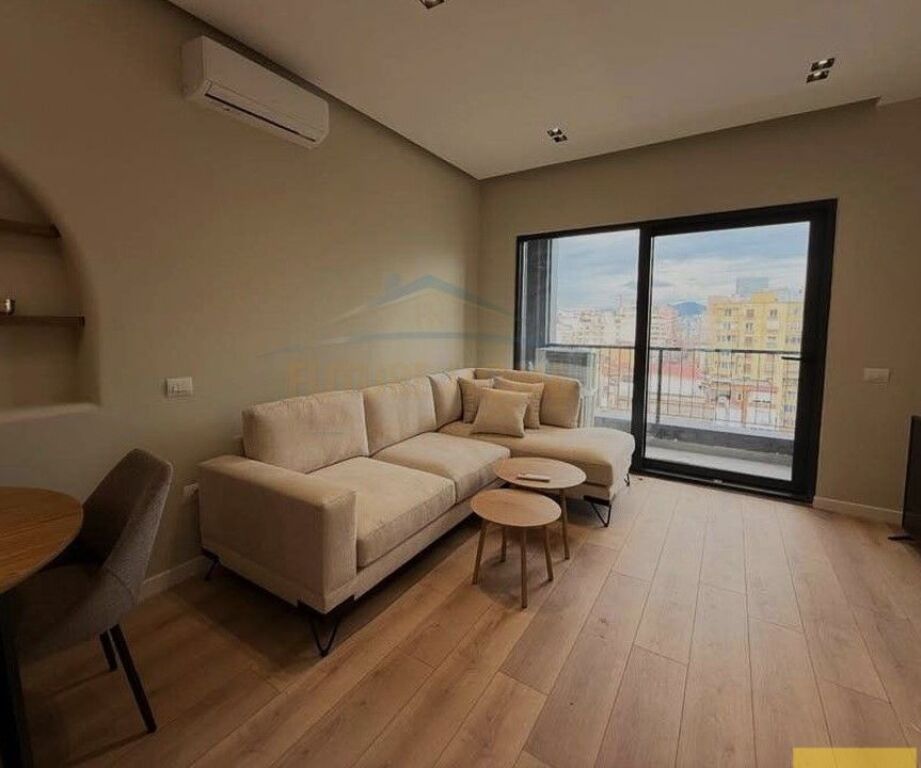 Shitet, Apartament 1+1, Rruga e Barrikadave, Tiranë. 215,000 €