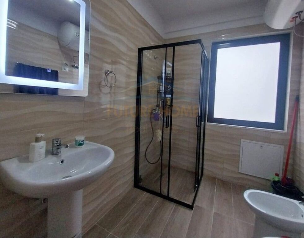 Affitto, Appartamento 2+1+2+Posto Auto, Via 5-Maji, Tirana.