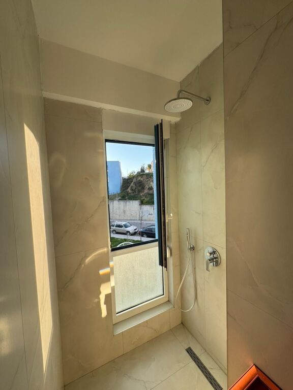 🏢Fresk, Residenza OxA affitta appartamento 1+1, arredato. 40.000 Leke.    