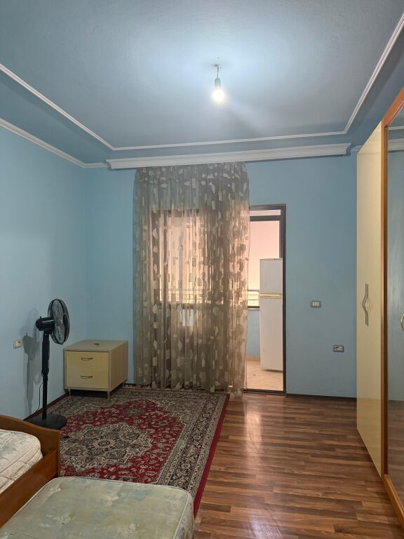 Shitet apartment te Kodra e Diellit ( buze rruges Frang Bardhi)
