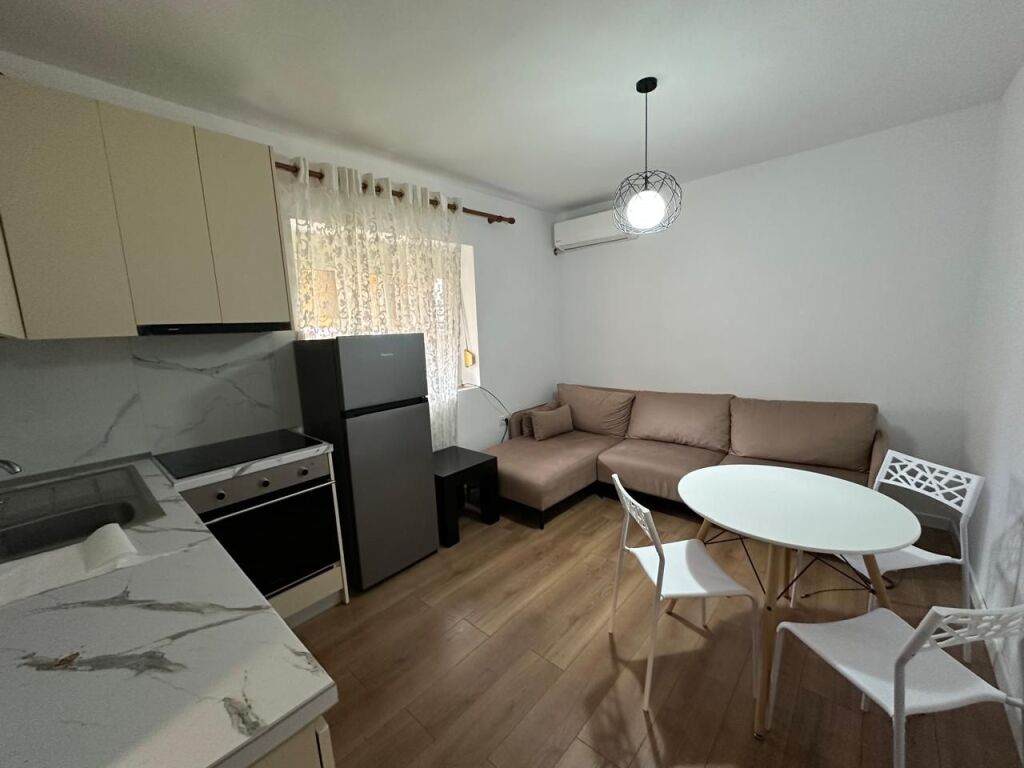🏢At 21 Dhjetori, near Supermarket Joena, a 1+1 furnished apartment is for rent, 50,000 Leke