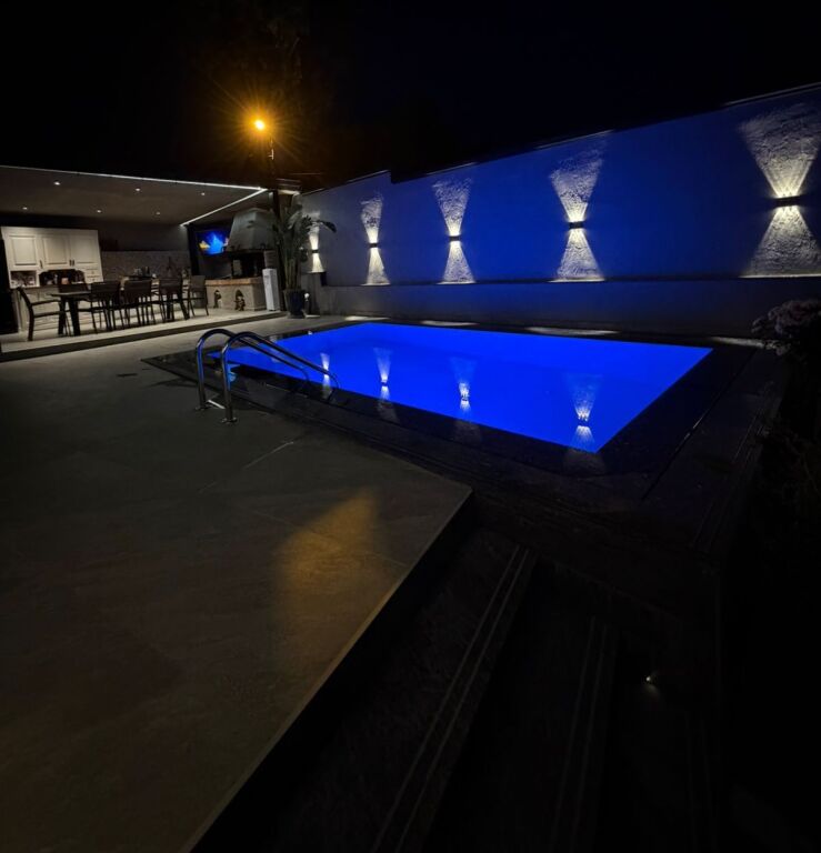 Shitje | Vilë 10 + 1 | Liqeni i Thatë | 2.000.000 €